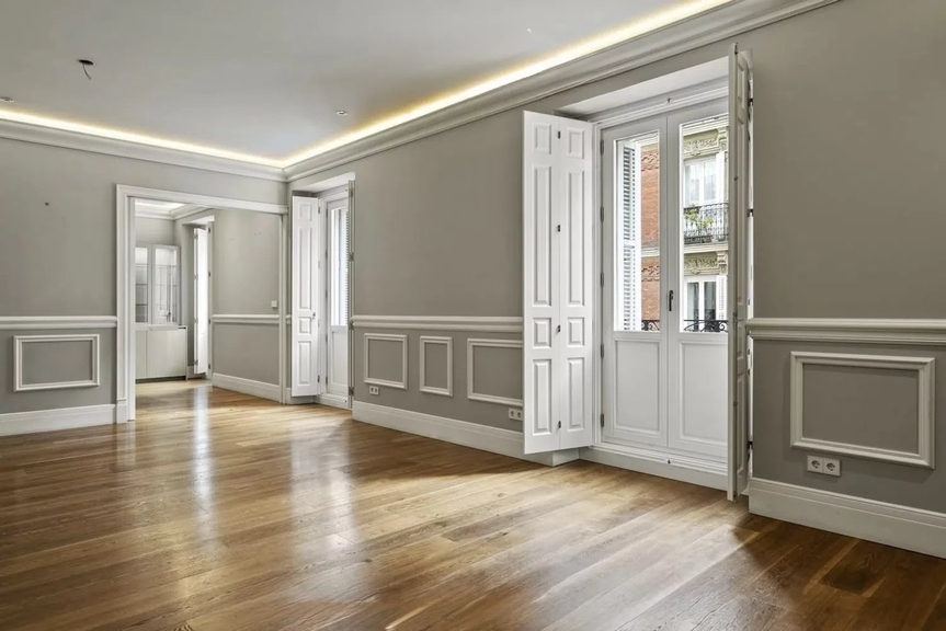 Spectacular Residence in a Classic Building near Puerta de Alcalá