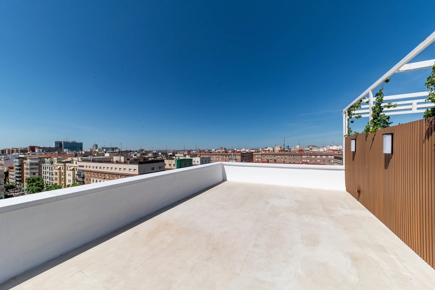 Designer penthouse with three terraces and open views in Trafalgar