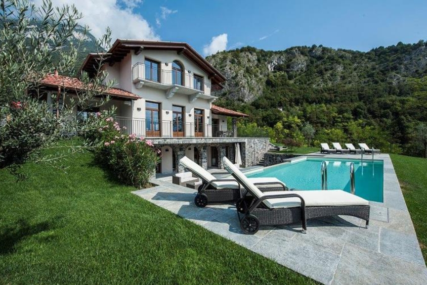 Villa recien construida en venta con vistas panorámicas y piscina en el lago Como.