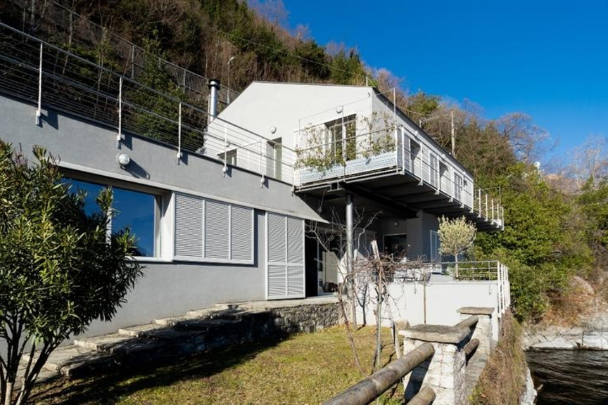 Casa en venta en primera linea de agua en el exclusivo Lago de Como.