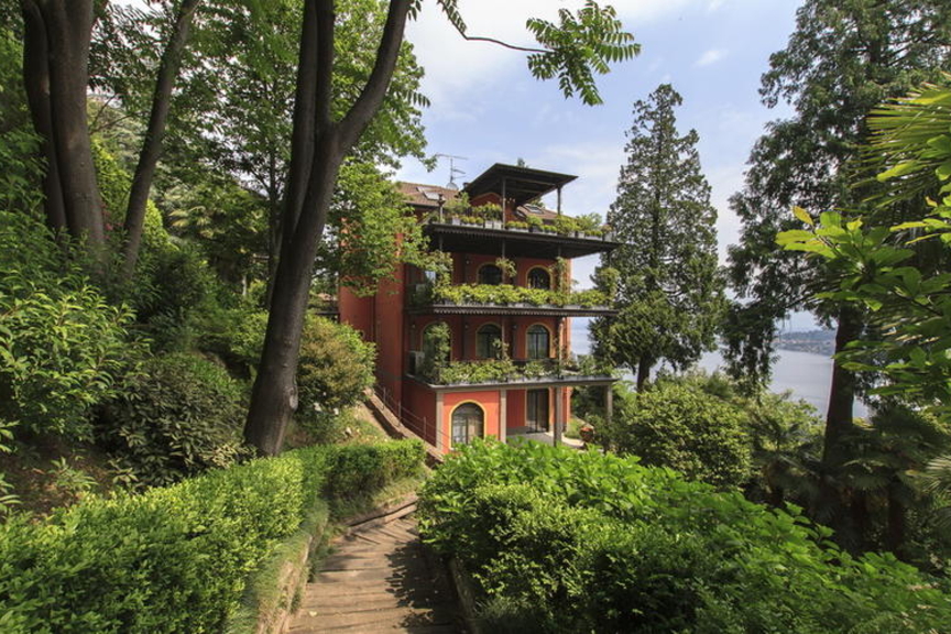 Elegante ático en venta en una villa histórica en la colina de Meina. 