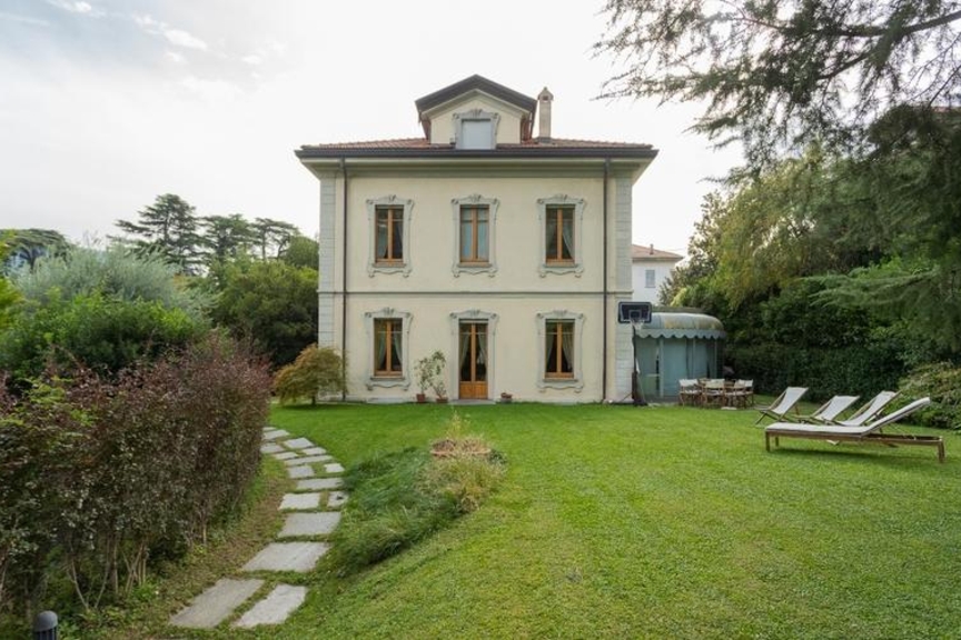 Villa en venta exquisitamente renovada situada en el centro de Cernobbio, en las cercanías del Grand Hotel Villa D'Este.