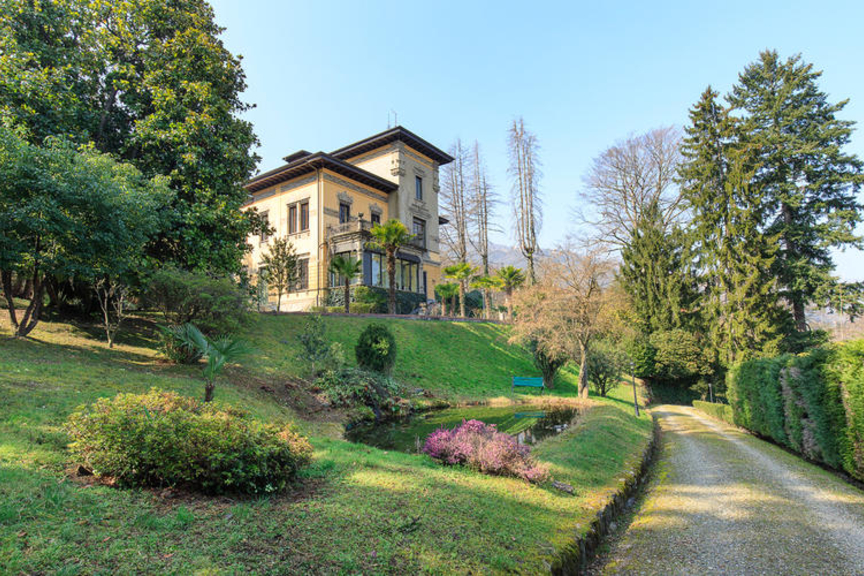 Historic luxury villa for sale in the beautiful town of Stressa 