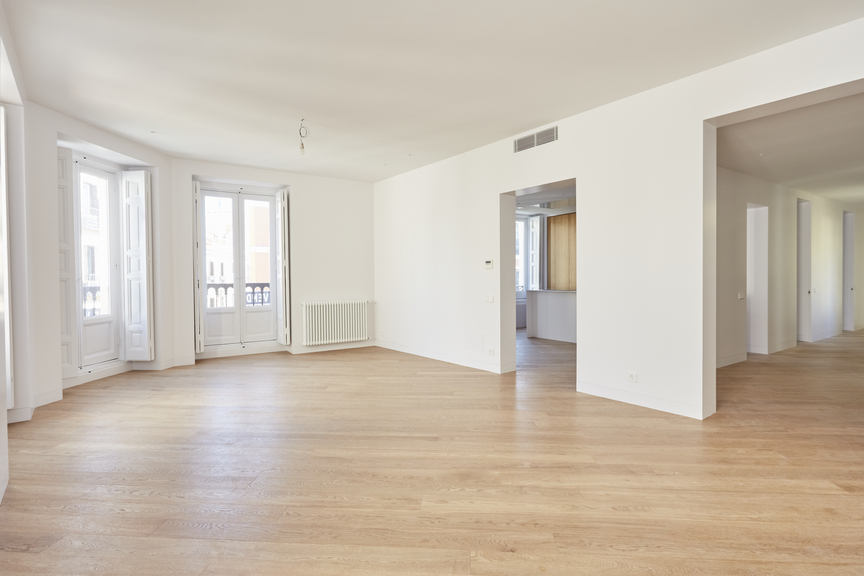 Apartamento muy luminoso y reformado excepcionalmente en venta en Recoletos, Madrid. 