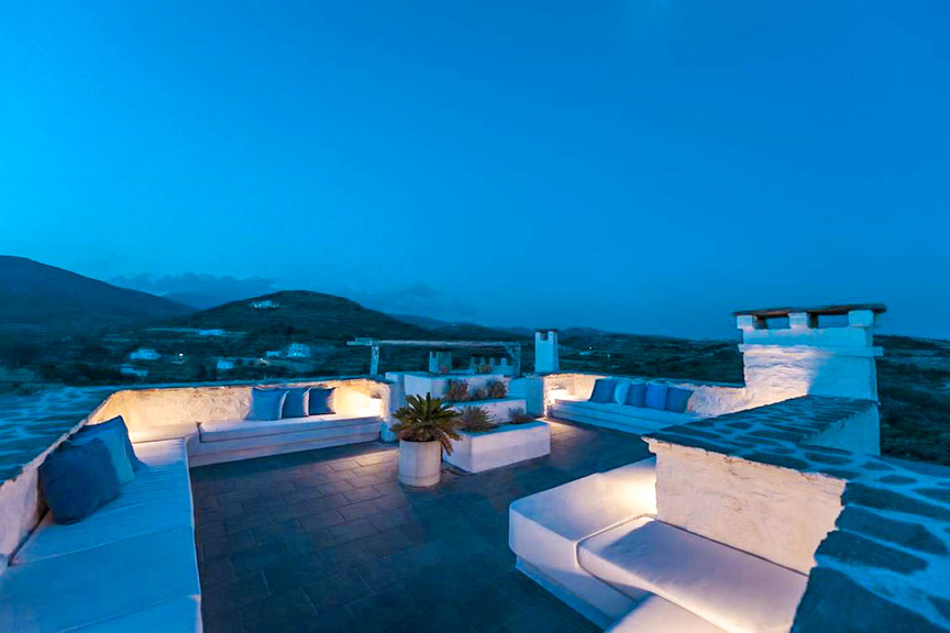 Casa tradicional de Piedra en venta con impresionante terraza en la isla de Paros.