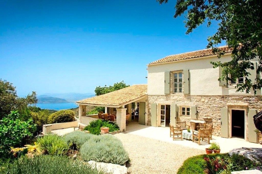 Fabulosa casa de piedra en venta con piscina e increibles vistas en la codiciada isla de Corfu.