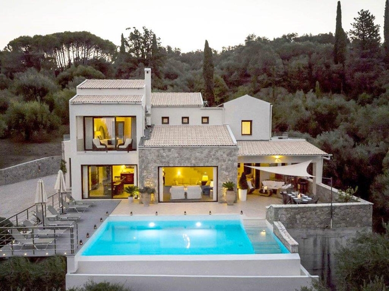 Maravillosa villa en venta totalmente equipada en la deseada isla de Corfu.