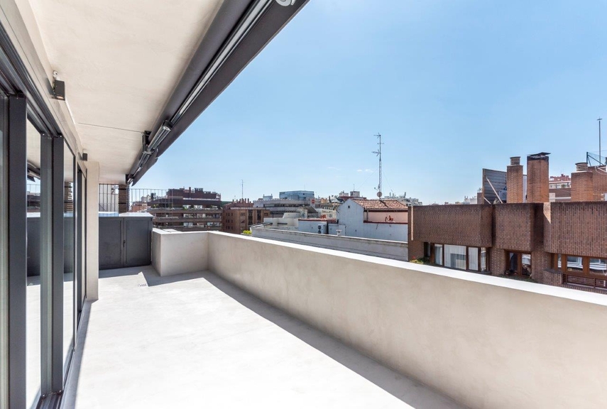 Bright penthouse with parking in one of the most desirable streets of Almagro.