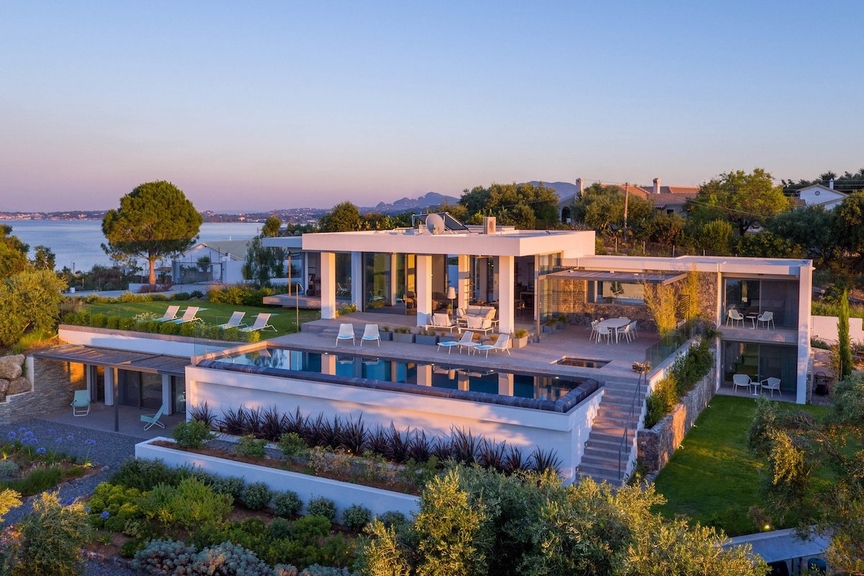 Architect-designed contemporary villa for lovers of harmonious and high-end luxury.