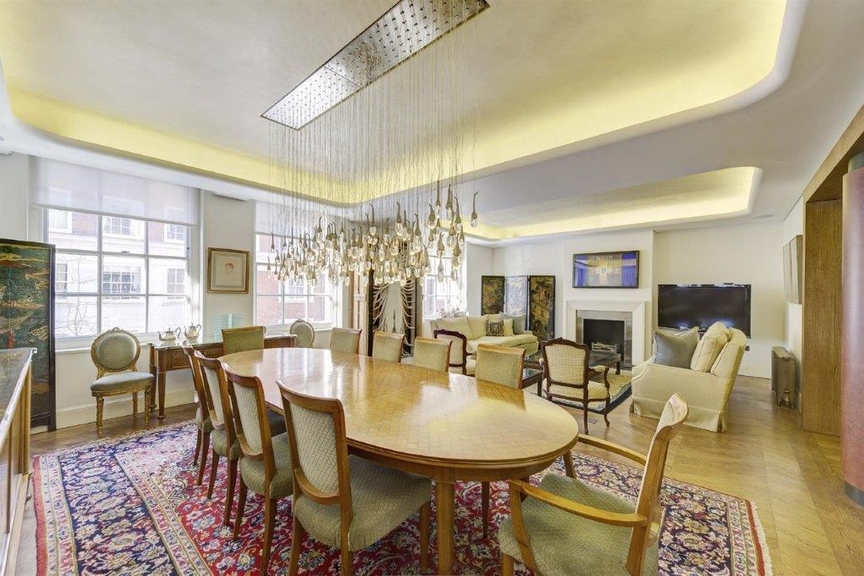 Spacious apartment for sale in the prestigious neighborhood of Marylebone.