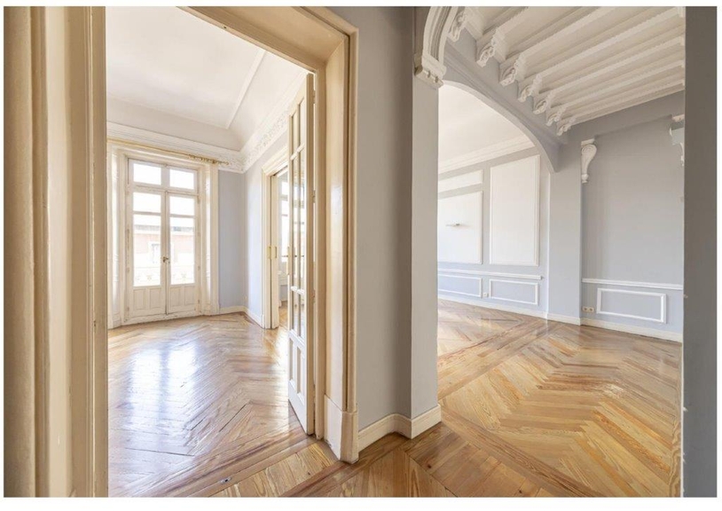 Stately flat for sale with unique classical elements to be refurbished in Salamanca.