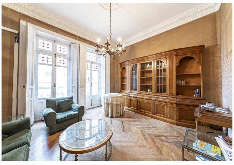 Stately flat for sale with unique classical elements to be refurbished in Salamanca.