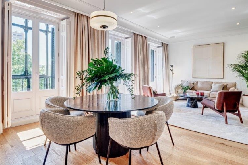 Fabulous newly renovated apartment for sale overlooking the Plaza de la Villa de Paris in Justicia.