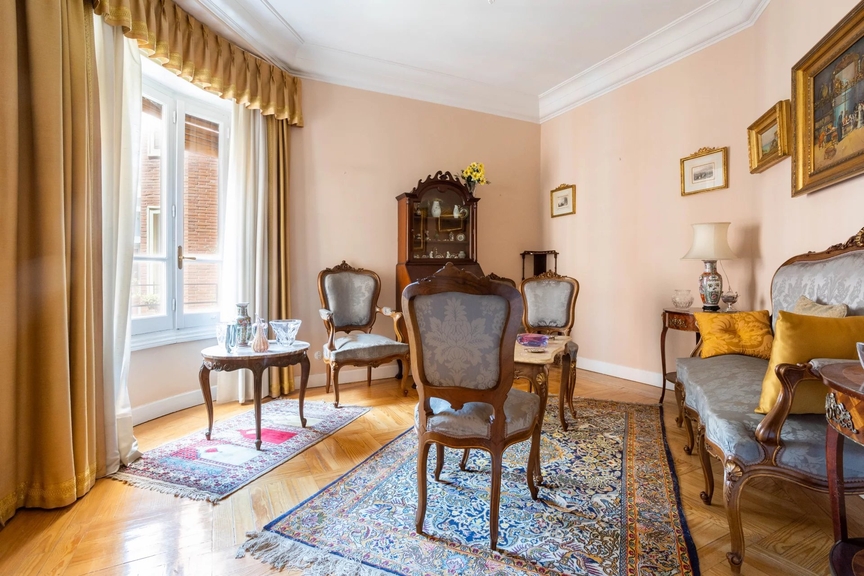 Bright apartment to be renovated in Goya