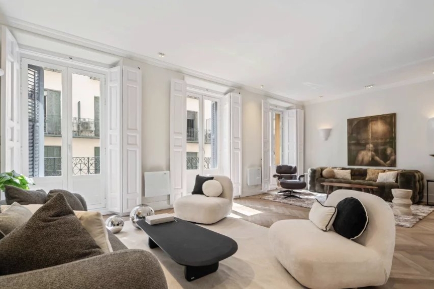 Elegant renovated apartment on Calle Fuencarral