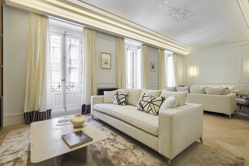 Exclusive renovated apartment with views of the Retiro Park