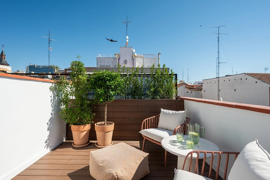 Ático reformado con terraza y diseño contemporáneo