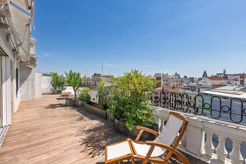 Exclusive penthouse with private terrace in a classic building in central Madrid