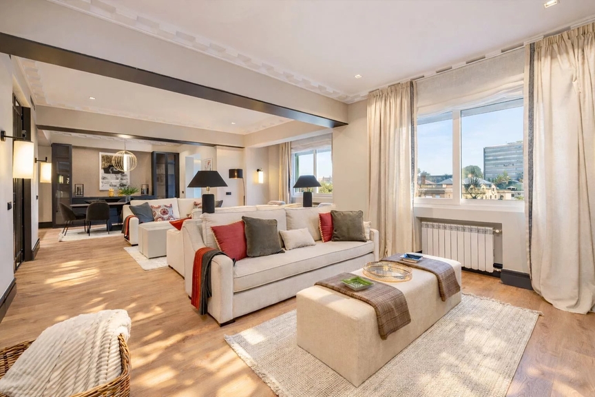 Luxury exterior penthouse with parking in Castellana