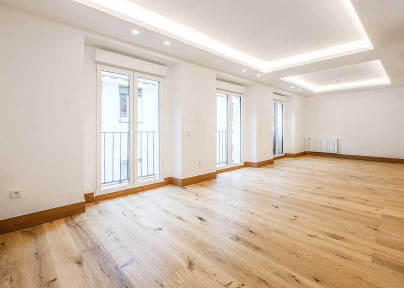 Piso exterior reformado con balcones en las Cortes