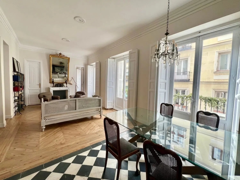 Bright Three-Bedroom Apartment in a Classic Madrid Building